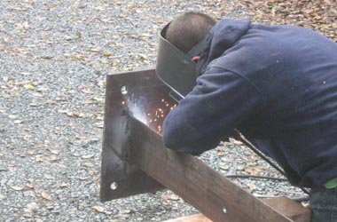 A non-structural plate is welded onto a steel angle iron.